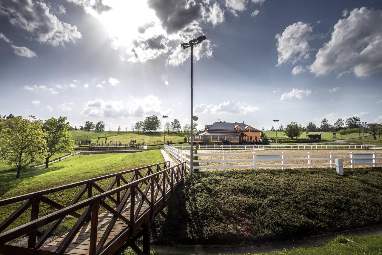 Hotel Horse Riding - Jezdecky Areal Tršice Exterior foto